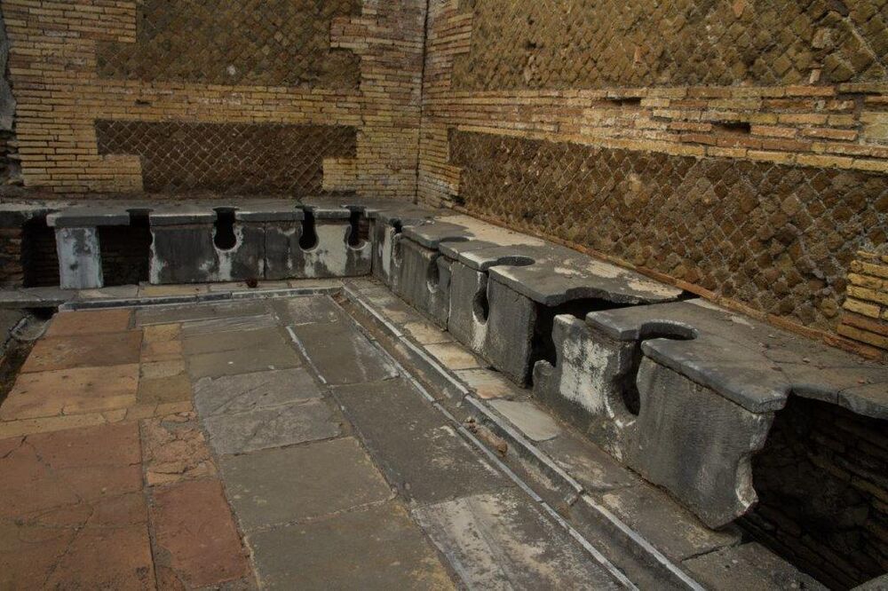 Beispiel Öffentliche Sitz-Toiletten im alten Rom.